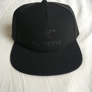 Arcteryx logo trucker flat hat (black)